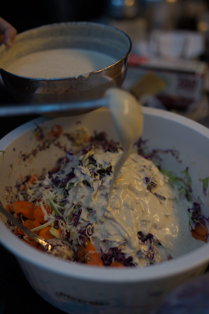 misturando quantidades enormes de coleslaw para o Coma no Jardin | Beleza Pura - foto Kauê Blass