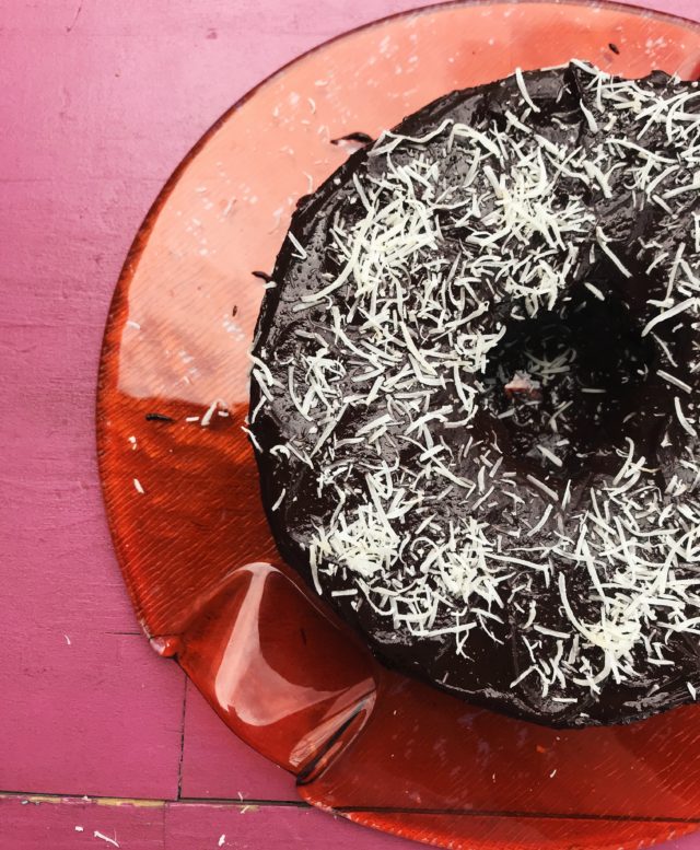 Não precisa de farinha para fazer este bolo de chocolate e coco