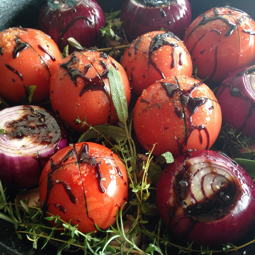 Tomates e cebolas assados no balsâmico e a simplicidade perfeita do dia-a-dia