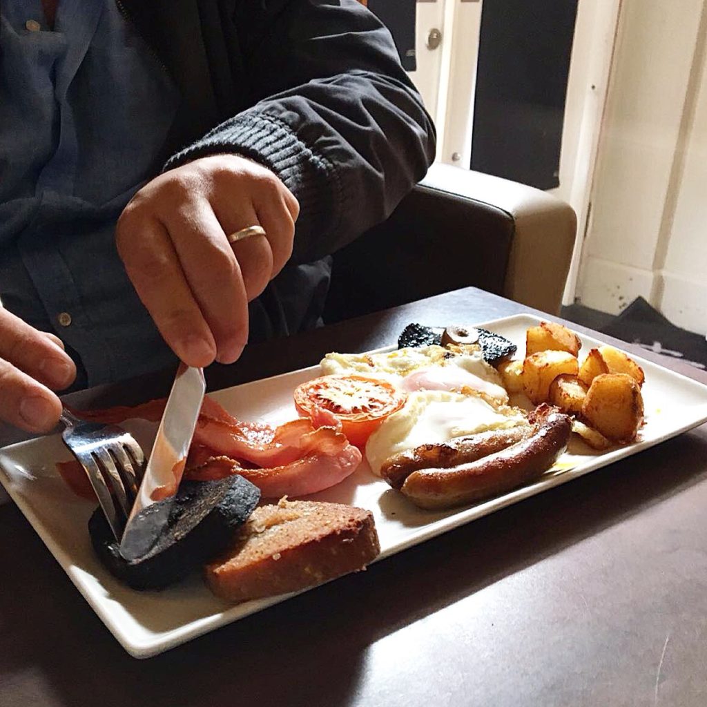 Esdras mandando um full Irish breakfast - foto Marcelo Cardoso